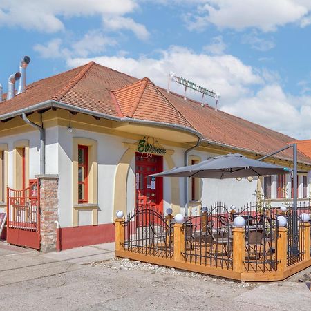 100 Eves Fogado Bed & Breakfast Szatymaz Ngoại thất bức ảnh