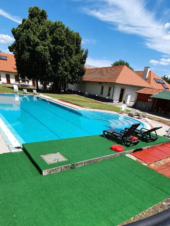 100 Eves Fogado Bed & Breakfast Szatymaz Ngoại thất bức ảnh