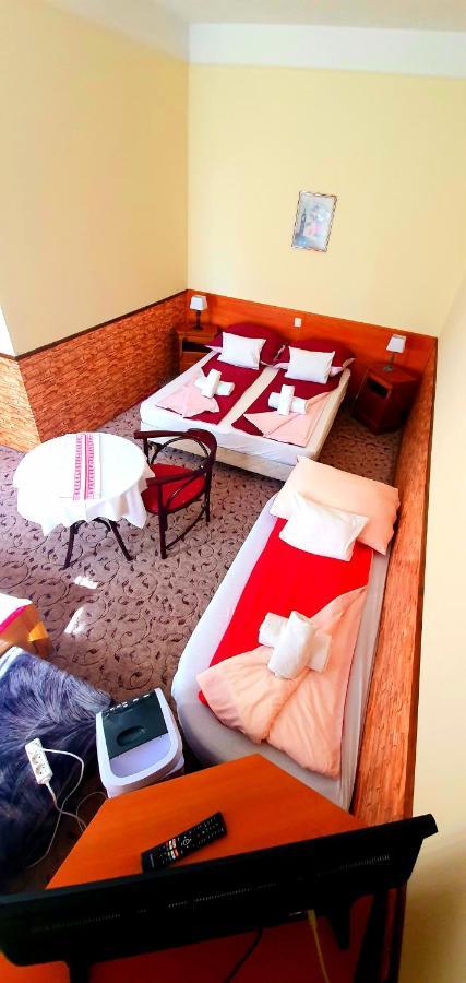 100 Eves Fogado Bed & Breakfast Szatymaz Ngoại thất bức ảnh