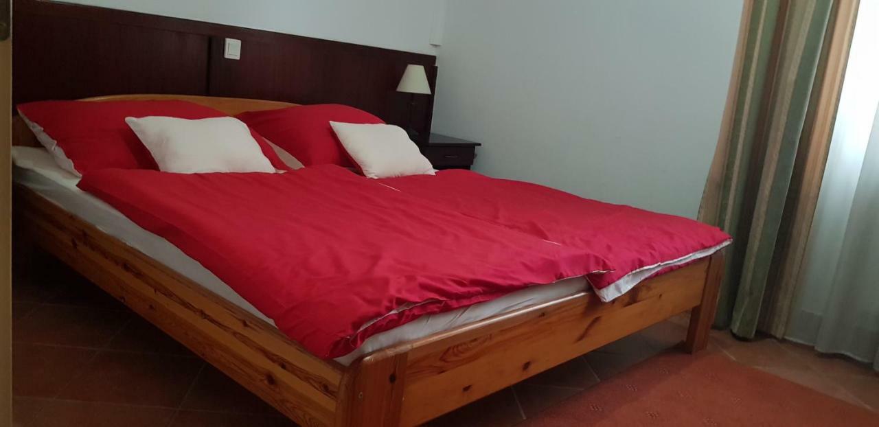 100 Eves Fogado Bed & Breakfast Szatymaz Ngoại thất bức ảnh